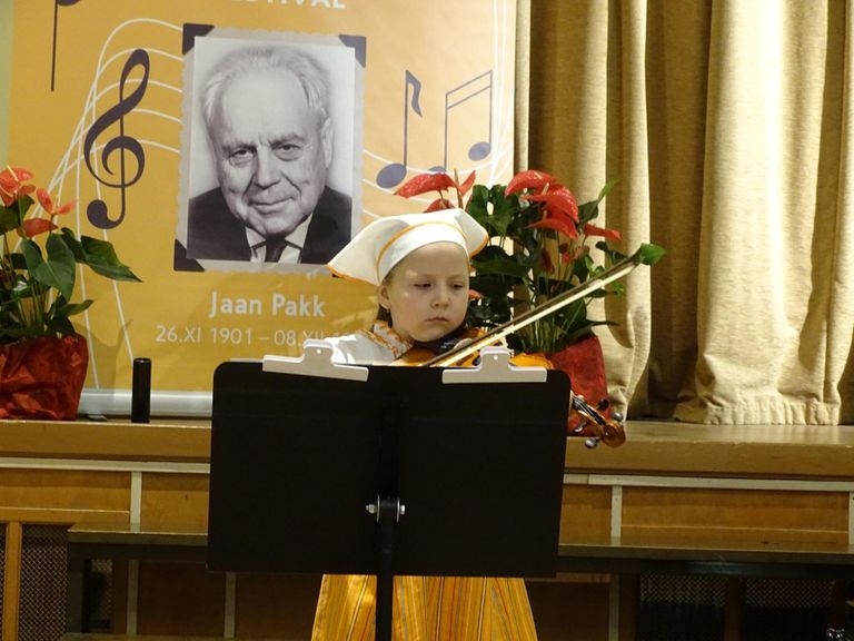 Pala esitab Ahtme kunstide kooli väike viiulipiiga Uljana Glistina.