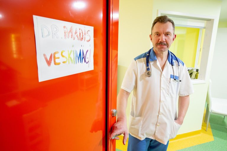Tõstamaa perearst Madis Veskimägi saab teenetemärgi pikaaegse töö eest perearstina ja panuse eest tervishoiu ajakohastamisel. 