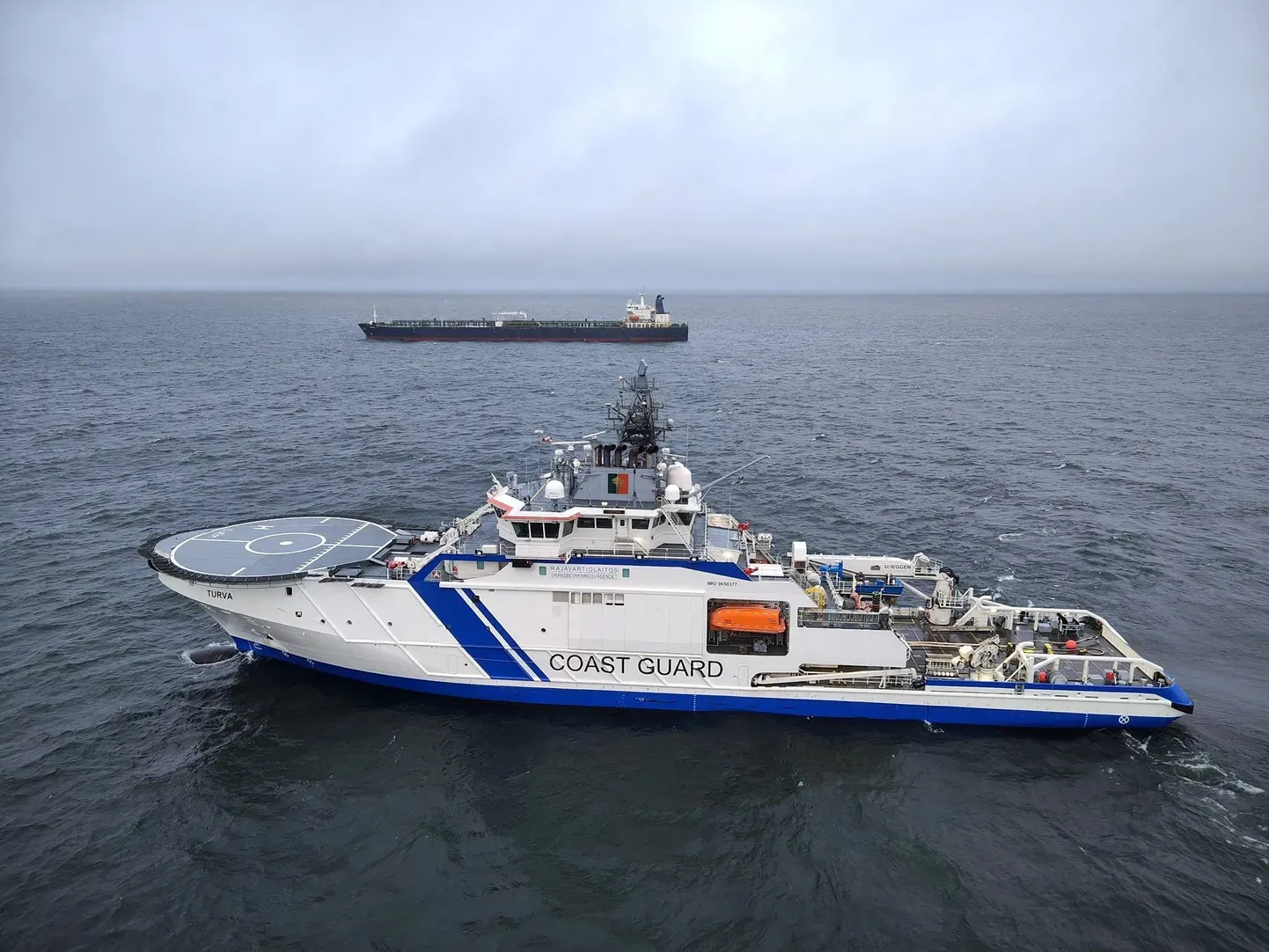 Финский пограничный корабль Turva и танкер Eagle S, подозревающийся в обрыве кабелей электропередачи и связи между Эстонией и Финляндией.