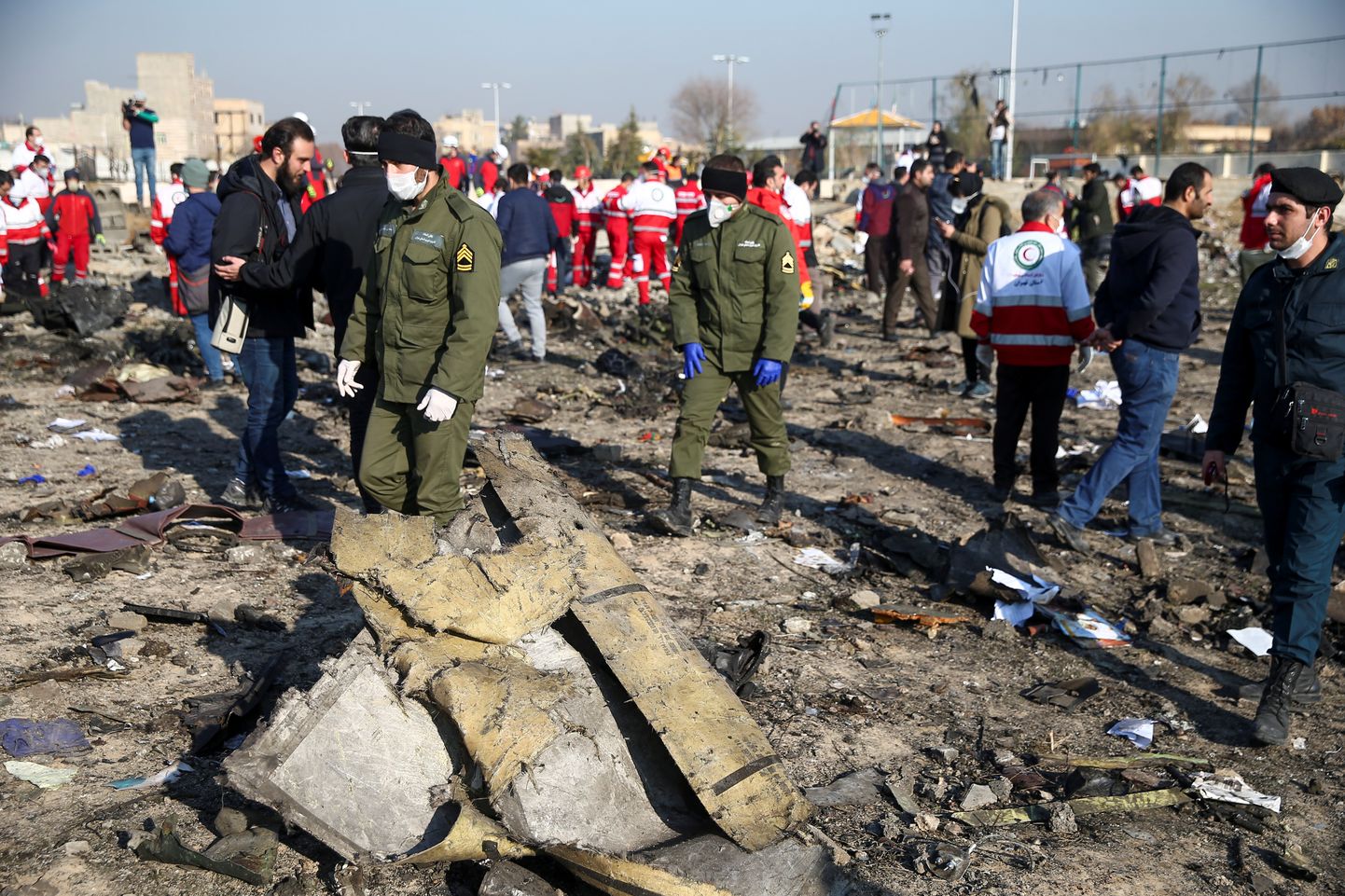 Iraani julgeoleku- ja päästetöötajad tegutsemas Ukraina reisilennuki allakukkumiskohas Teherani lähistel.