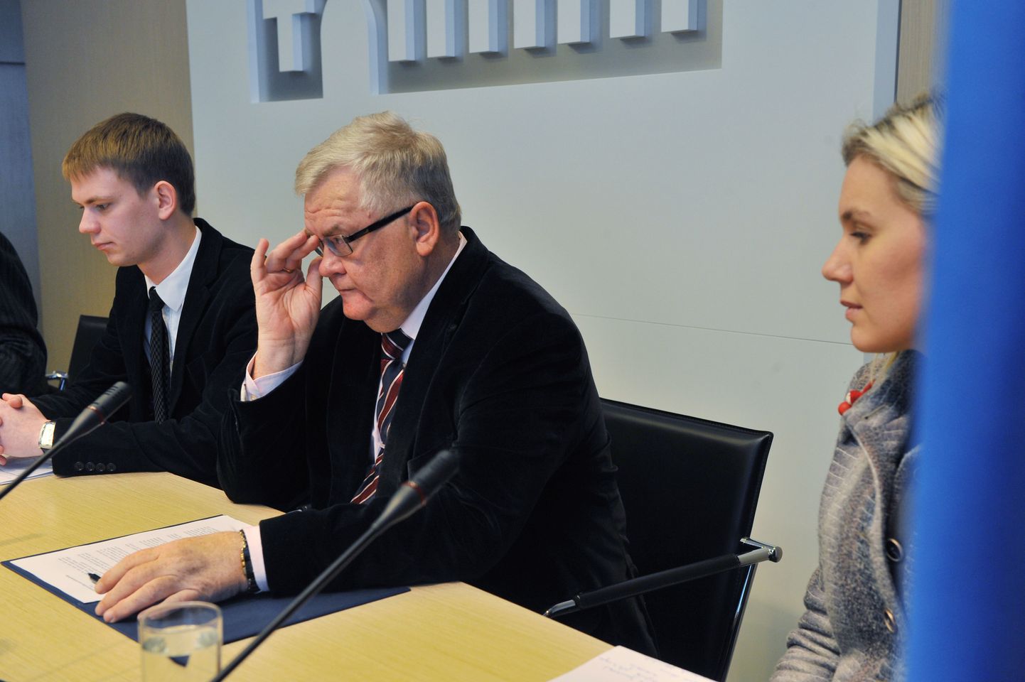 Tallinna linnapea Edgar Savisaar, Kadri Simson ja jurist Oliver Nääs (LEXTAL) Tallinna linnavalitsuse pressikeskuses.