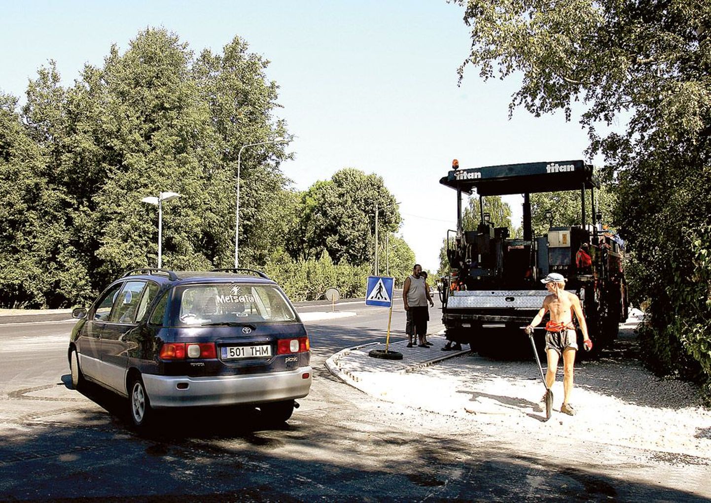 Teetöölised olid eile Võru tänavas Pauluse surnuaia vastas ametis kergliiklustee asfalteerimisega.