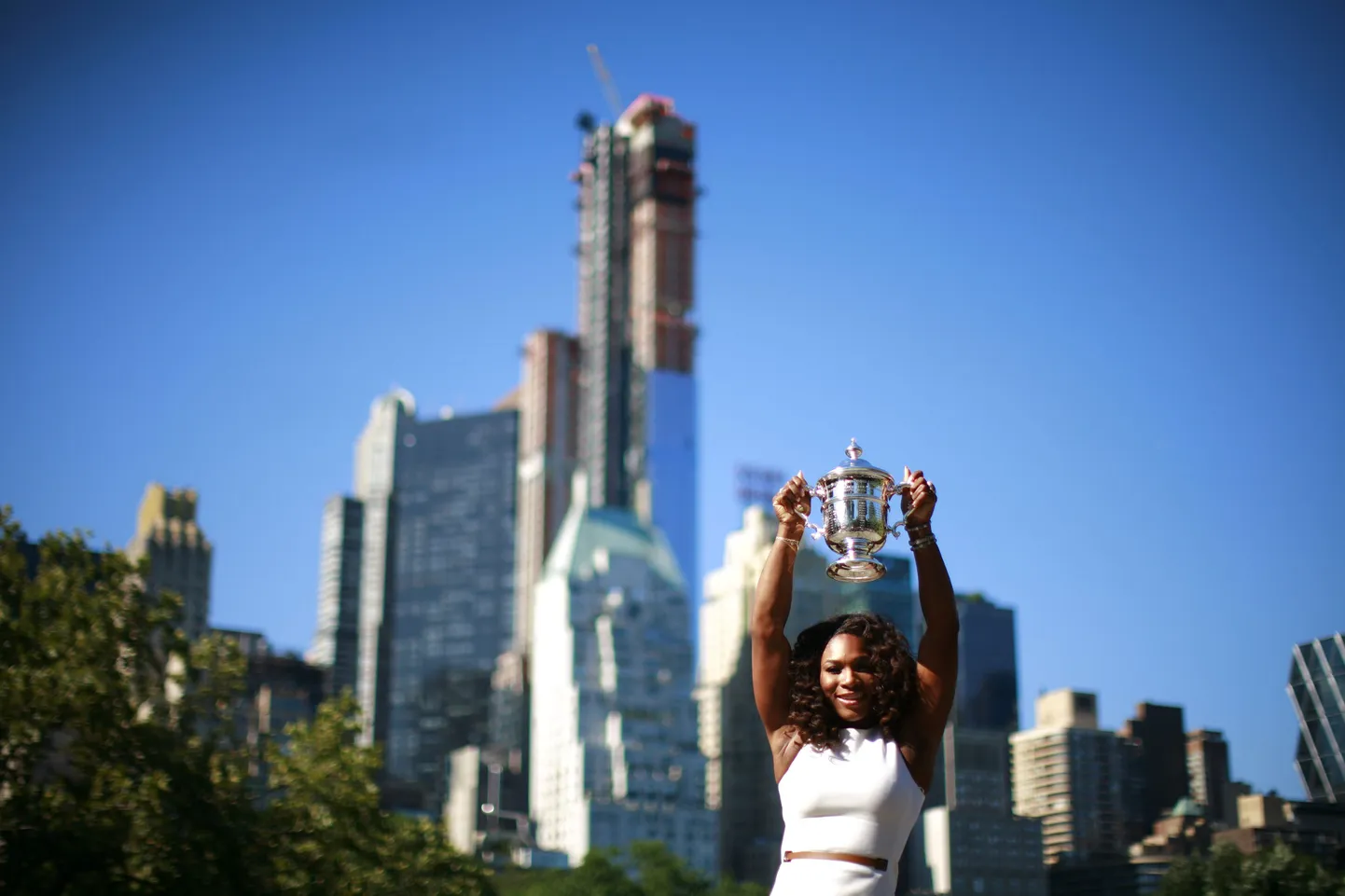 Serena Williams võidukarikaga Central Parkis.