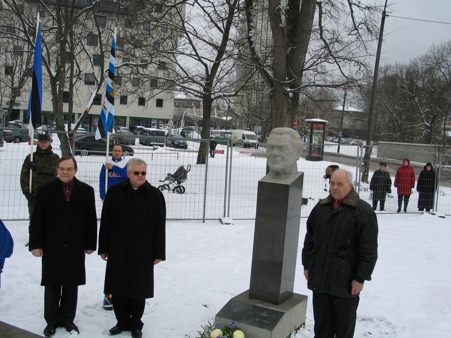 Mart Siimann, Edgar Savisaar ja August Englas Kristjan Palusalu mälestusmärgi avamisel.