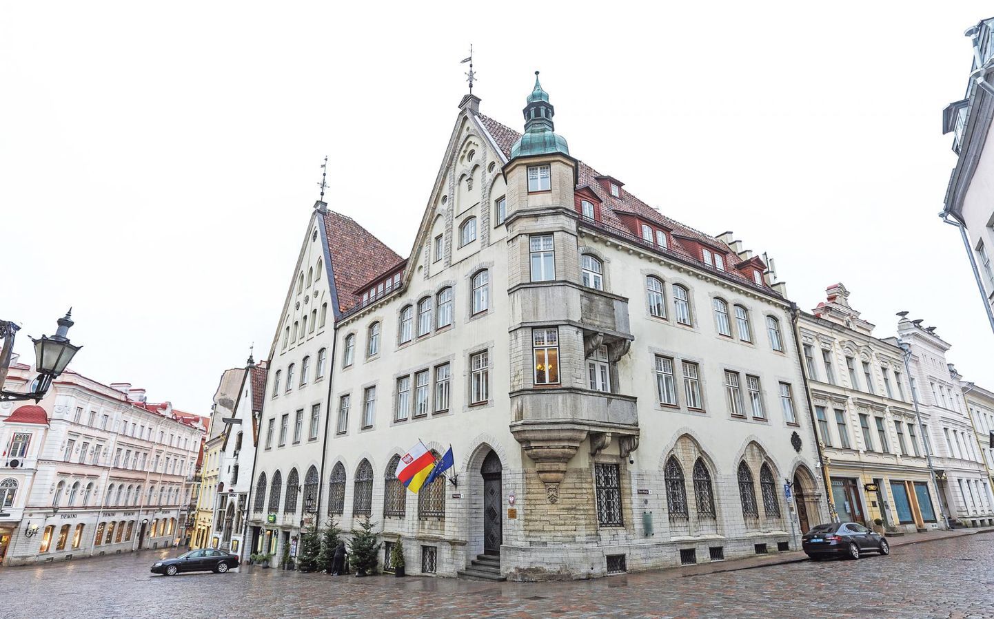 Бывшее здание банка Шееля в Таллинне, на углу улиц Суур-Карья и Вана Тург (средневековый дом, перестроенный в 1903-1904 годах, архитекторы: Отто Шотт, Вильгельм Нейман).