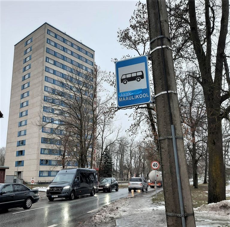 Muudetud nimega bussipeatus Eesti maaülikooli lähedal.