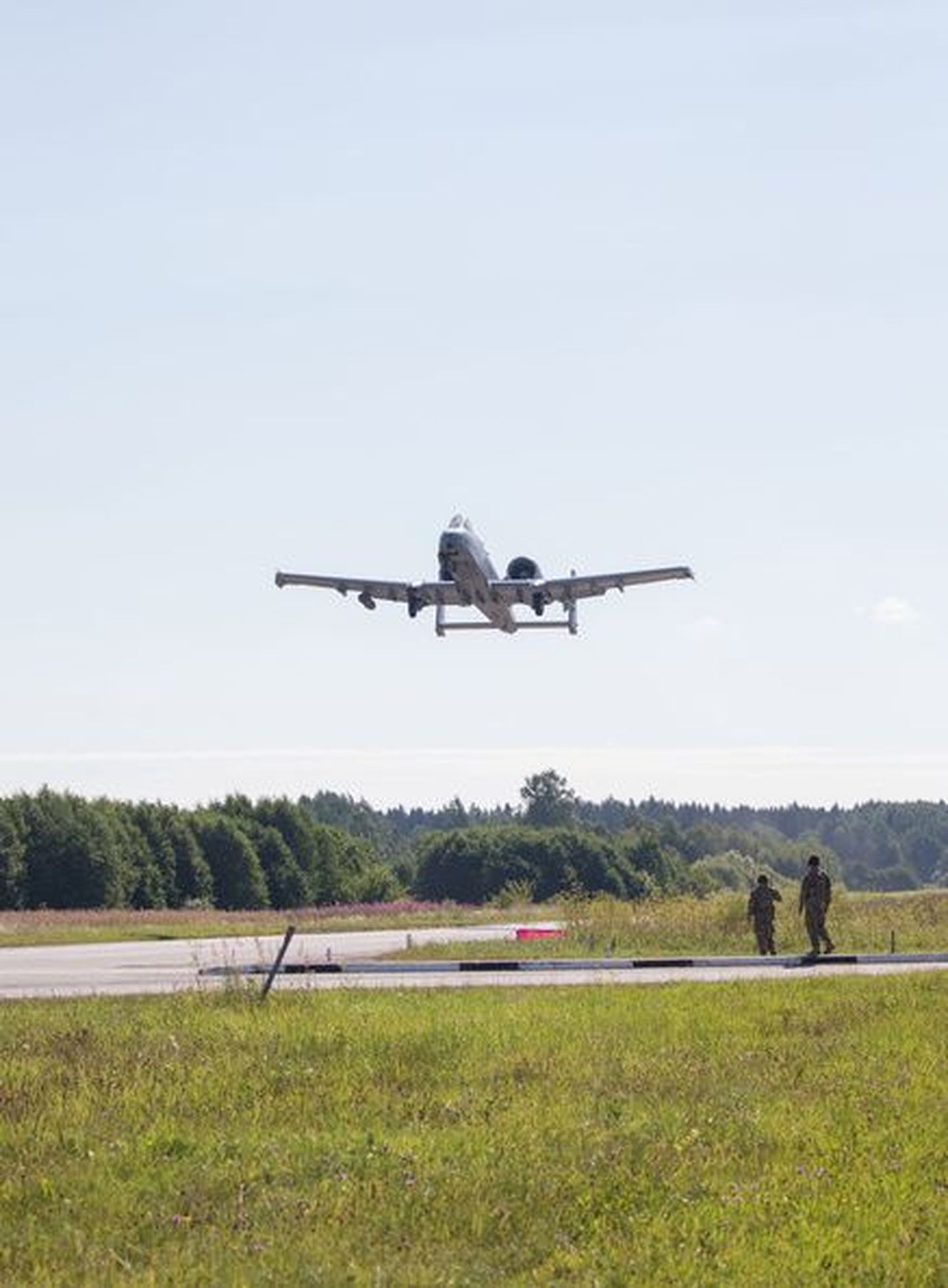 Sõjalennukid ja helikopterid Jägala-Käravete maanteel. Pilt illustreerib artiklit.