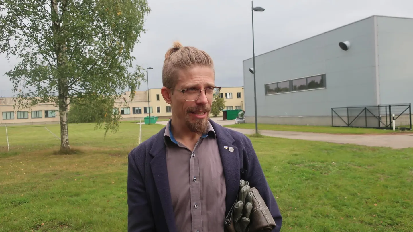 Zoomeedikumis töötav loomaarst Madis Leivits on taas vabasse loodusesse lendama aidanud sadu haruldasi linde. Tema hoole alla toimetati ka Valgast leitud vigase tiivaga kanakull.