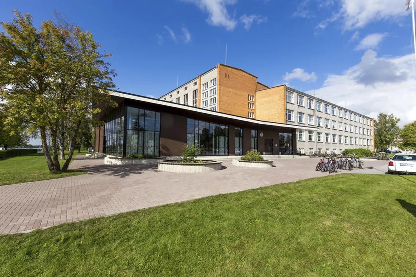 Paalalinna kooli ootab peatselt ees renoveerimine. Vaatamata sellele on ühtse põhikooli idee toetaja Urmo Reitav seda meelt, et edaspidi võiks linna ainus põhiharidust andev õppeasutus tegutseda hoopis Jakobsoni ja Kesklinna kooli ruumides, mitte Paalalinna kooli hoones.