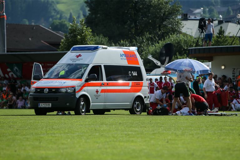 Kalender näitas 8. juulit 2017. aastal, kui Abdelhak Nouri kukkus Austrias peetud treeningkohtumise ajal kokku. Sel fotol tegelevad jalgpalluriga arstid.
