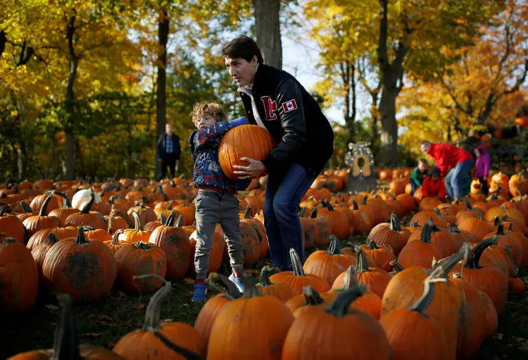 Justin Trudeau ja ta poeg Hadrien Ontario Manoticki farmis halloween'i kõrvitsaid valimas