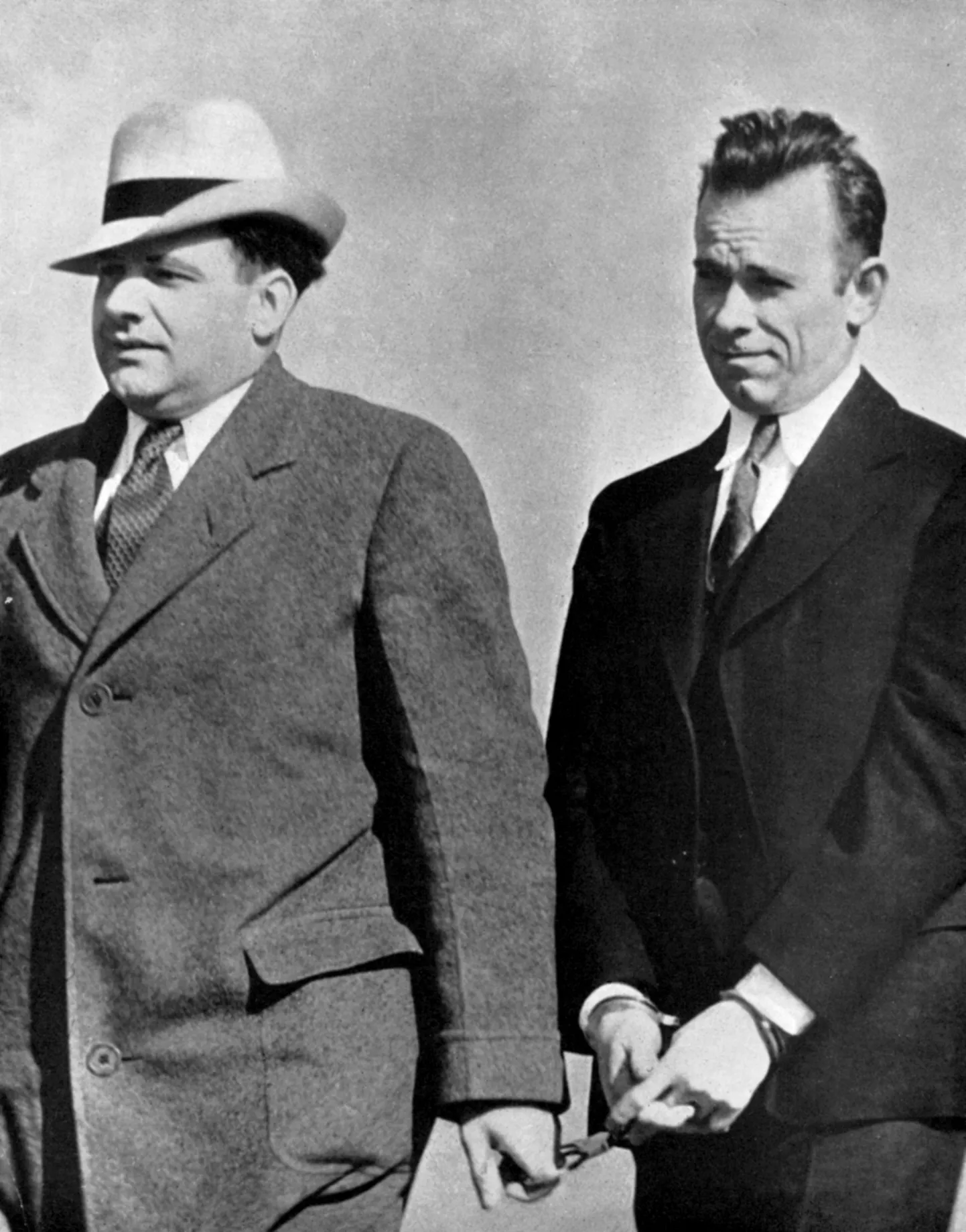 John Dillinger (paremal) pärast arreteerimist 1934. aasta jaanuaris