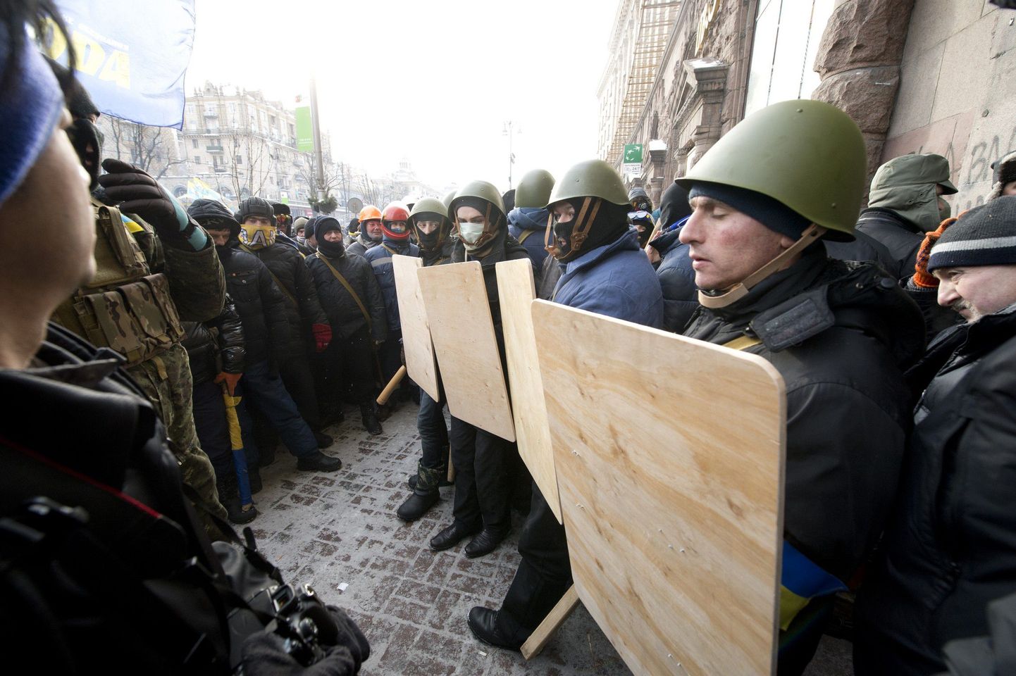 Meeleavaldused Ukrainas Kiievis. Fotol vastasseis Hrestsatikul Spilna Sprava staabi juures.