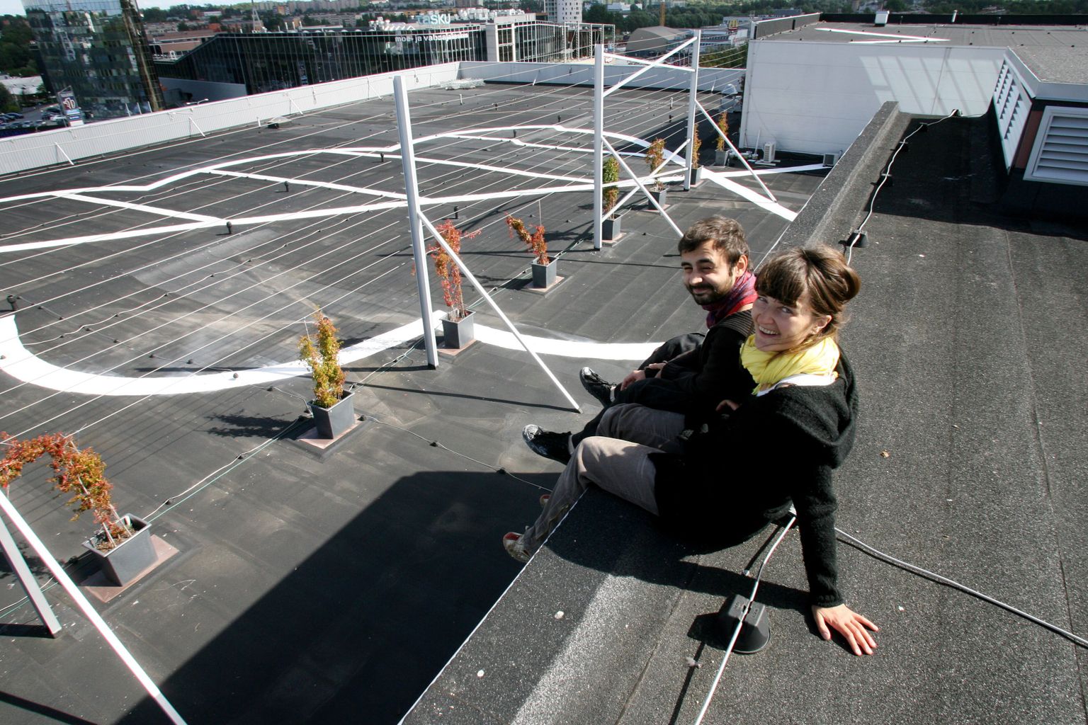 Kunstnikud Sveta Bogomolova ja Vahram Muradyan lõpetasid oma teose «Linnamets» Tartu kaubamaja katusel 25. augustil 2009.