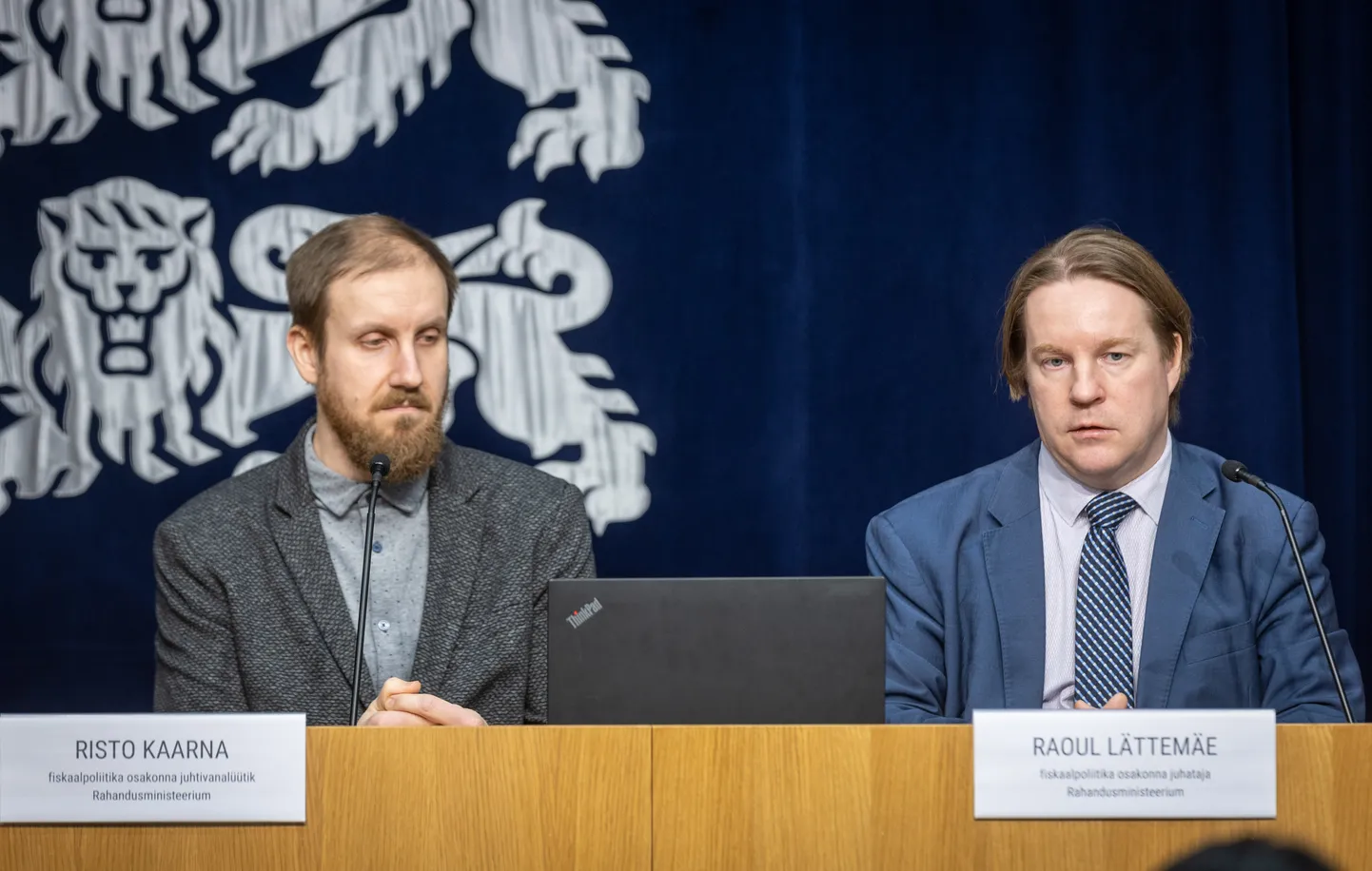 Rahandusministeerium reastas erakondade lubadused nende kulukuse põhjal. Pildil fiskaalpoliitika osakonna juhataja Raoul Lättemäe ja fiskaalpoliitika osakonna juhtivanalüütik Risto Kaarna.