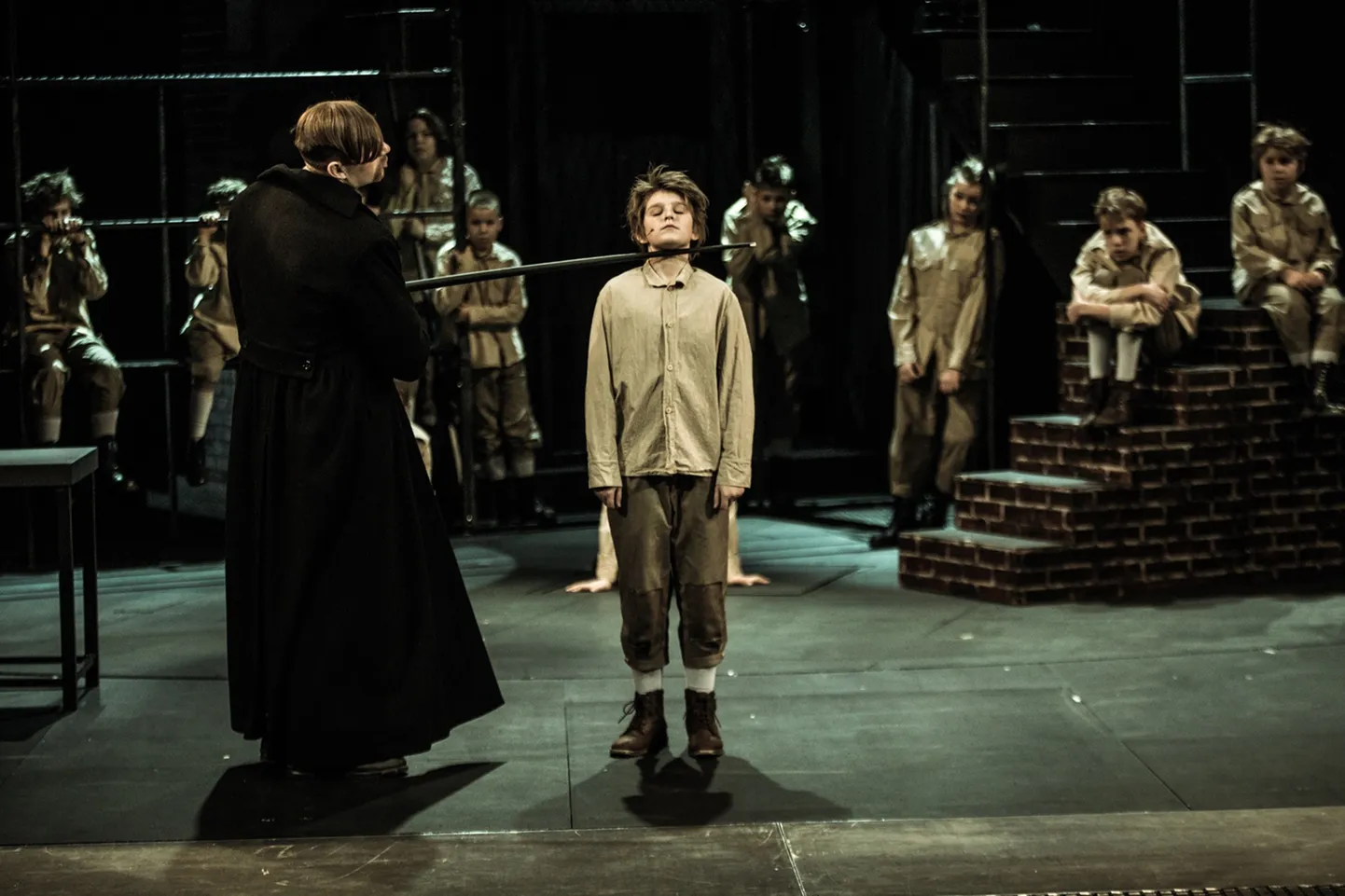 Muusikal «Oliver Twist», esiplaanil Priit Loog ja Paul Samuel Vihmar.