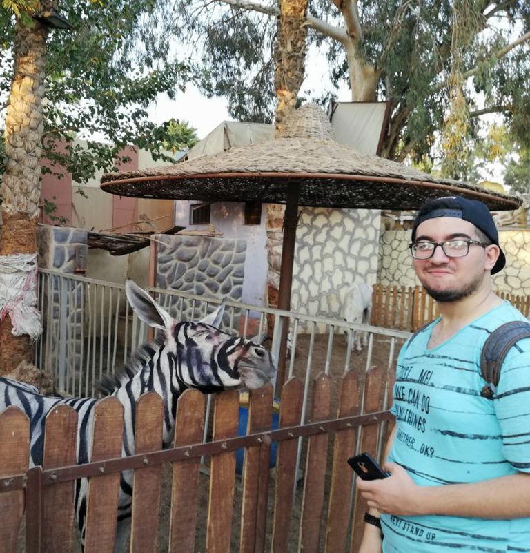 Loomaaeda külastanud noormees koos väidetava sebraga.
