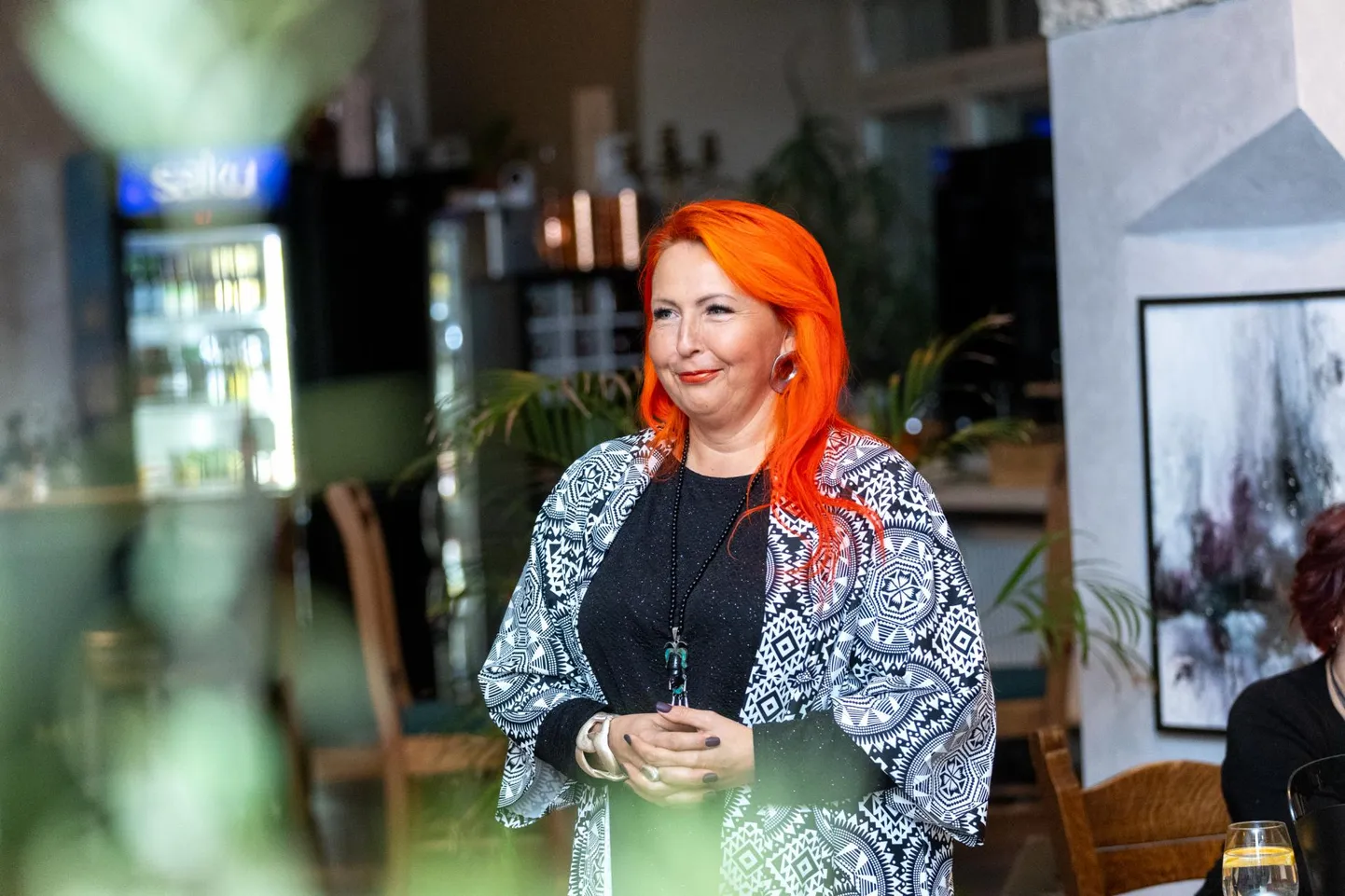 Kunstnik Leekpea avas Rakveres Mullistuudios näituse, kus saab näha tosinkonda hillitsetud toonides abstraktset maali.