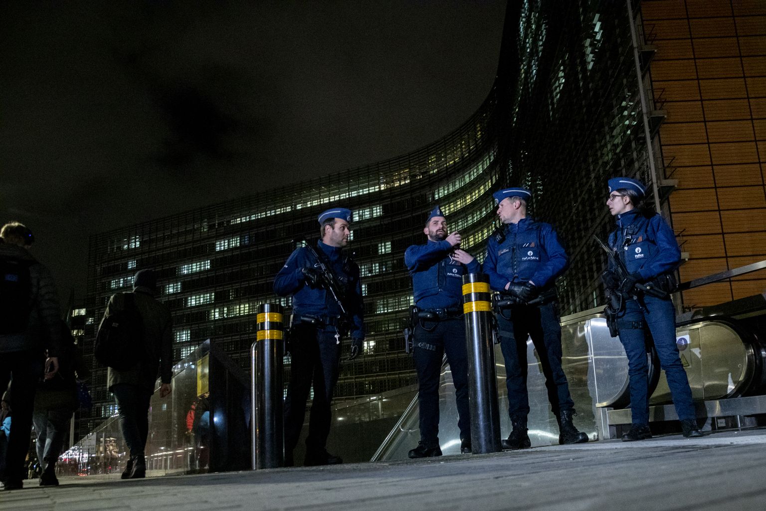 Belgia politseinikud Euroopa Komisjoni peakorteri ligidal sündmuspaigas.