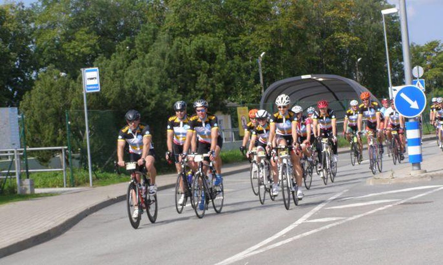 Gran Fondo Estonia jalgrattamaratonil osalejad läbimas Tamsalut kaks aastat tagasi.