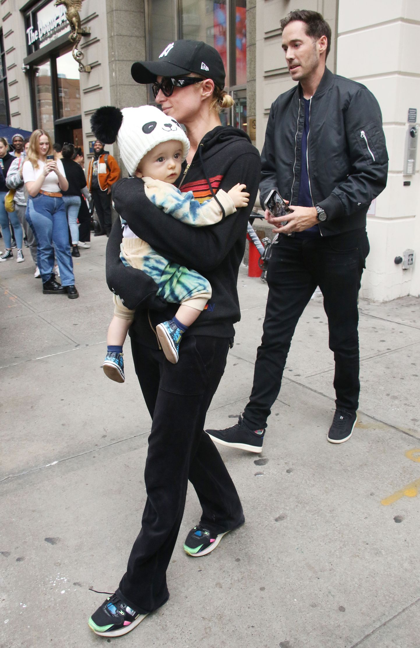 Paris Hilton koos poja Phoenix Barron Hilton Reumi ja abikaasa Carter Reumiga New Yorgis.