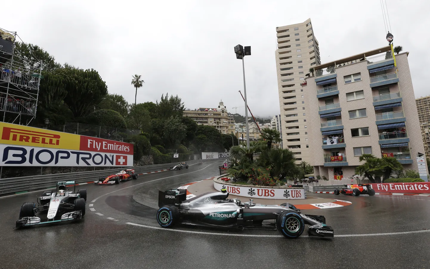 Nico Rosberg (paremal) ja Lewis Hamilton 2016. aasta Monaco F1 etapil.