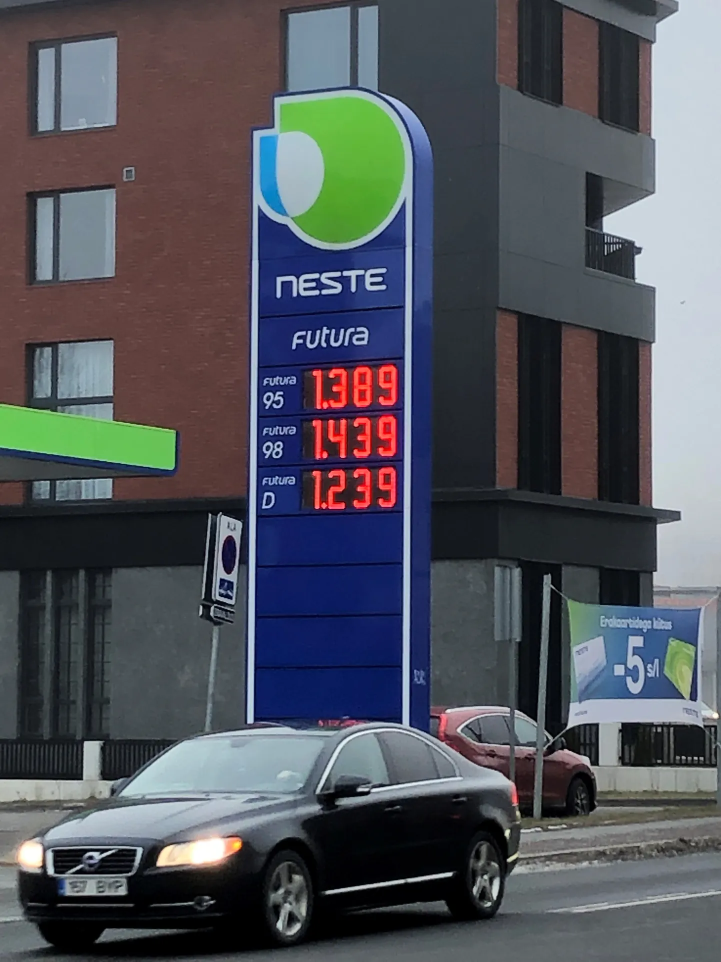 Цены на моторное топливо на заправках.