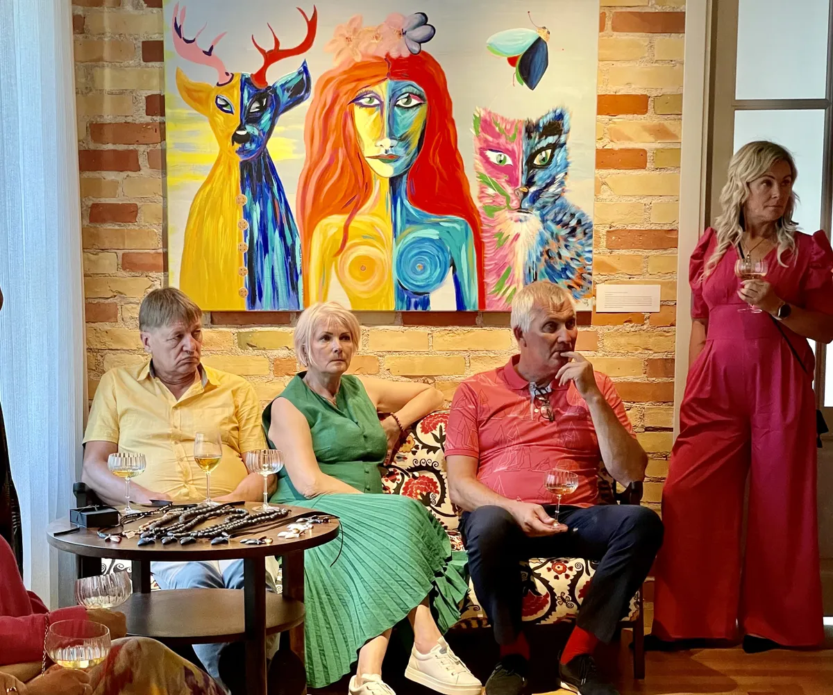 Avamispeol esitles kunstnik Katta II Grüner ka vastvalminud metshaldjate ehtesarja. Tähelepanelik vaataja võib seda märgata laual vasakul. Näituse «Valge daam – sa olid, et jääda» avamise pidulik õhtusöök hotellis Old Hapsal.