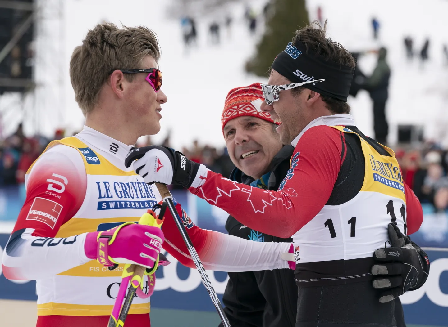 Johannes Høsflot Klæbo (vasakul) ja Alex Harvey (paremal). Keskel Alex Harvey isa Pierre.