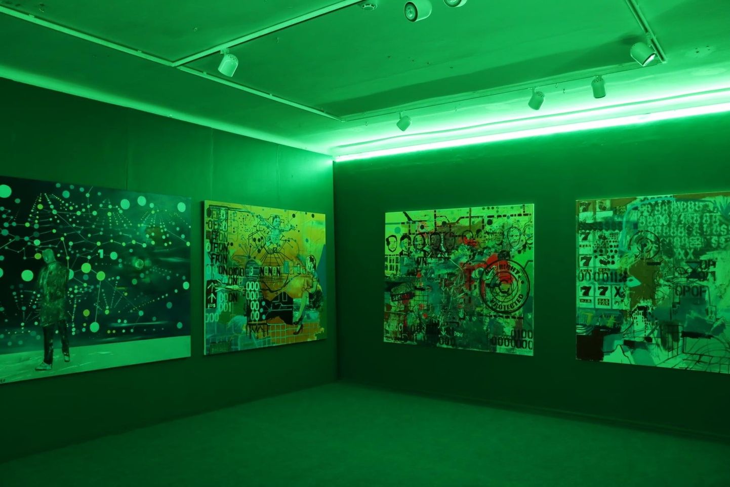 Näitusel «Tuhandesilmne saar» tekib korraks tunne, nagu oleks näitusekülastaja sisenenud green room’i.