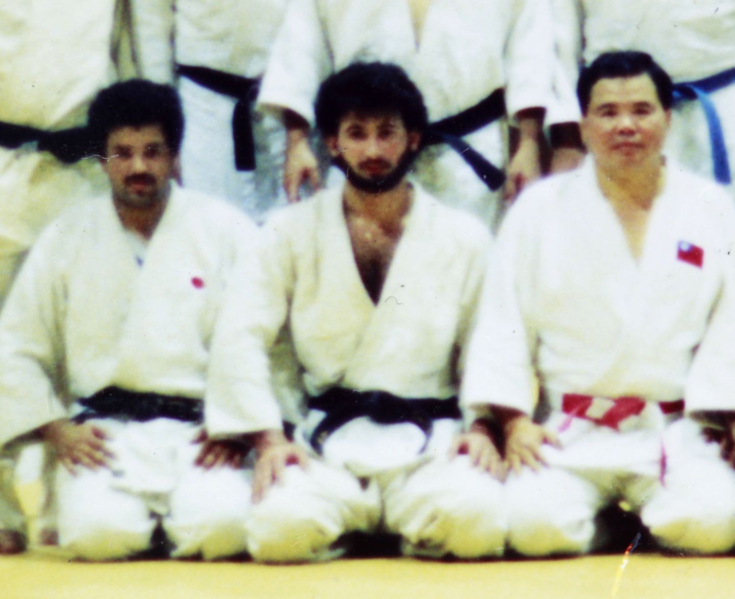 Judotreener Jimmy Wu (paremal) koos oma õpilaste, kelle sekka kuulus ka Osama Bin Laden (keskel).