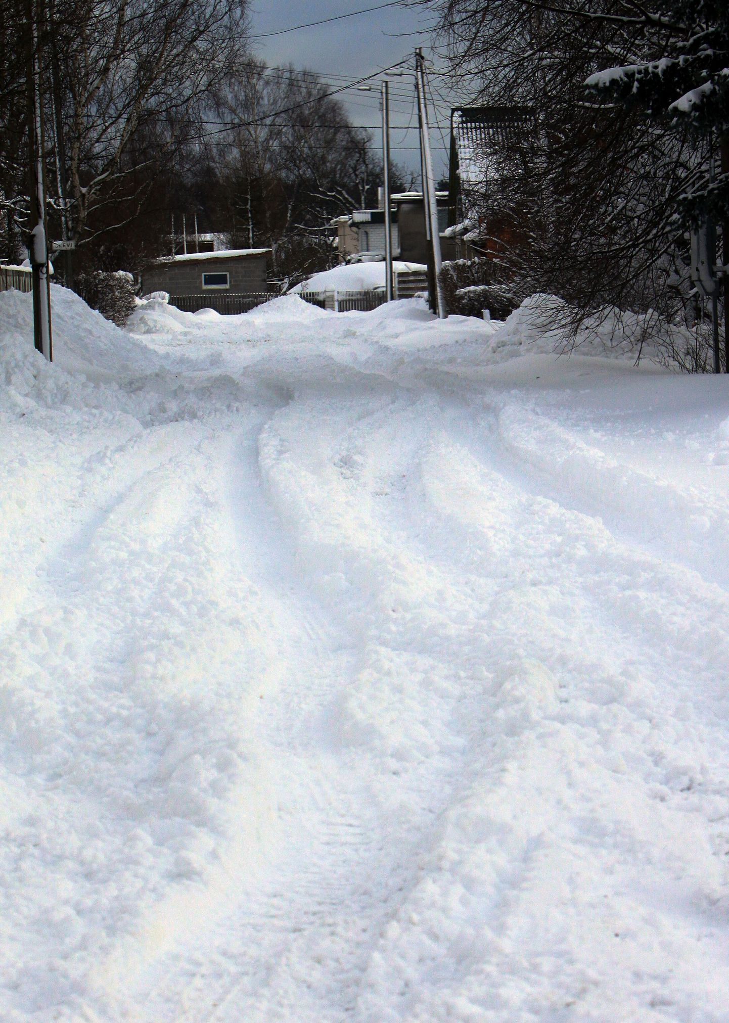 Lemmetsa külas jäid autod teele lumevangi. Foto on illustreeriv.