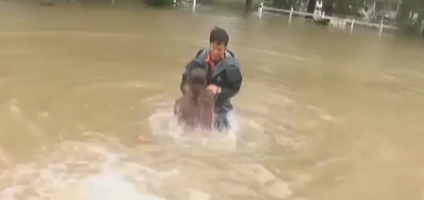 Mees päästab uppuvast autost naise.