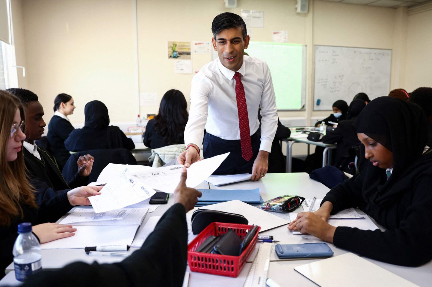 Briti Peaminister Rishi Sunak vestlemas õpilastega oma visiidi ajal Harris Academy keskkooli Edela-Londonis.