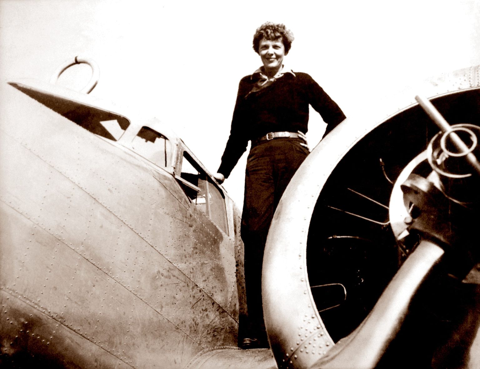 Amelia Earhart oma lennukil