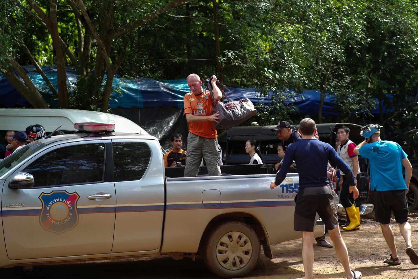 Britist sukelduja Vernon Unsworth (autos püsti) saabus Tham Luangi koobastiku juurde 5. juulil
