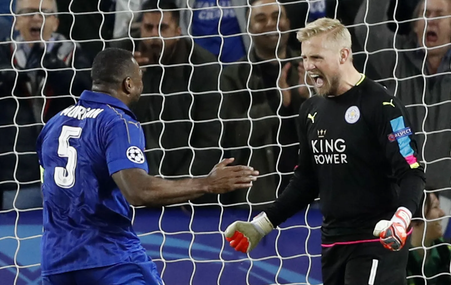 Leicesteri kangelased Kasper Schmeichel (paremal) ja kapten Wes Morgan - üks tõrjus penalti, teine lõi värava.