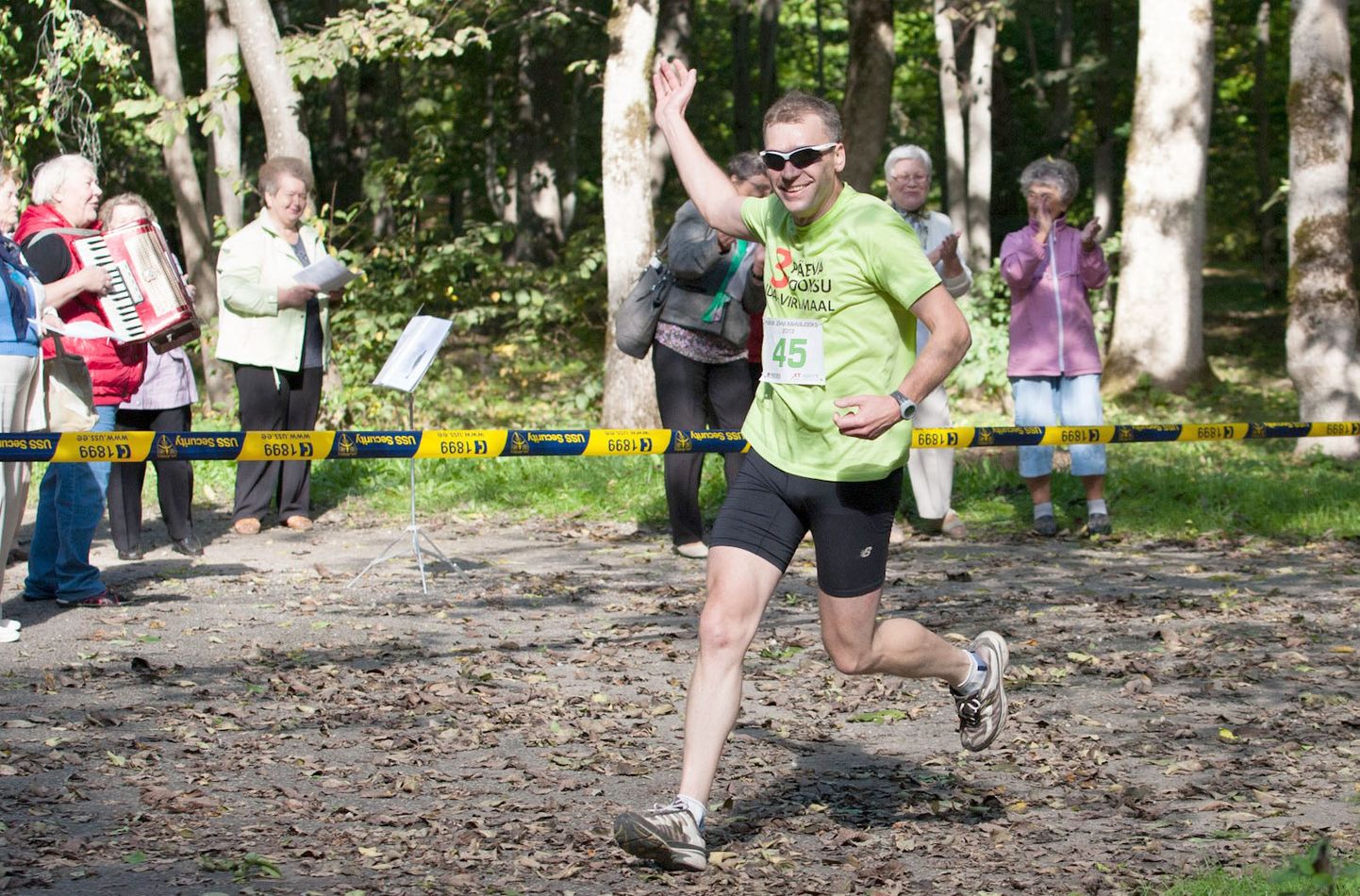 После двухлетней паузы вновь состоится Йыхвиский народный бег. На этом снимке машет рукой один из активнейших ида-вируских спортсменов-любителей Прийт Каазик во время бега в Йыхвиском парке.
