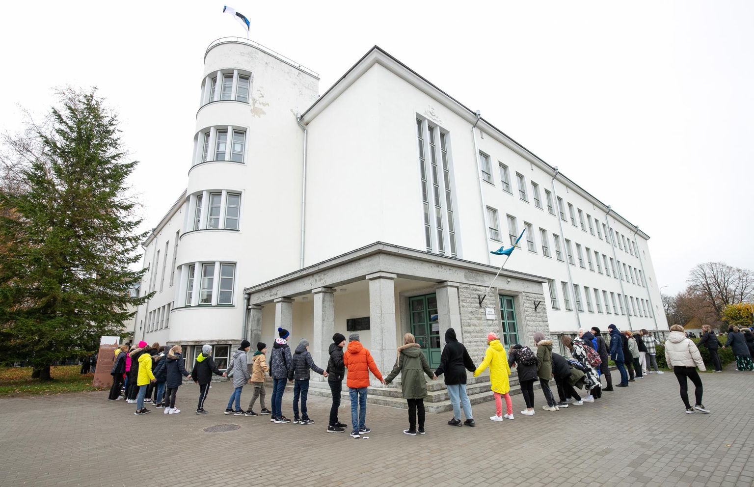 Õpilased hindavad Rakvere gümnaasiumi ajaloolist hoonet, kuhu jääb pärast Rakvere riigigümnaasiumi valmimist tegutsema põhikool.
 