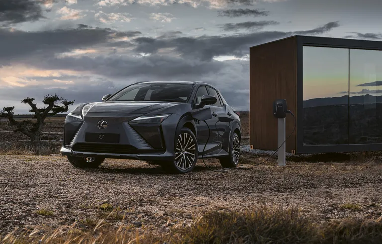 Lexus RZ 450e on uhiuus täiselektriline linnadžiip.