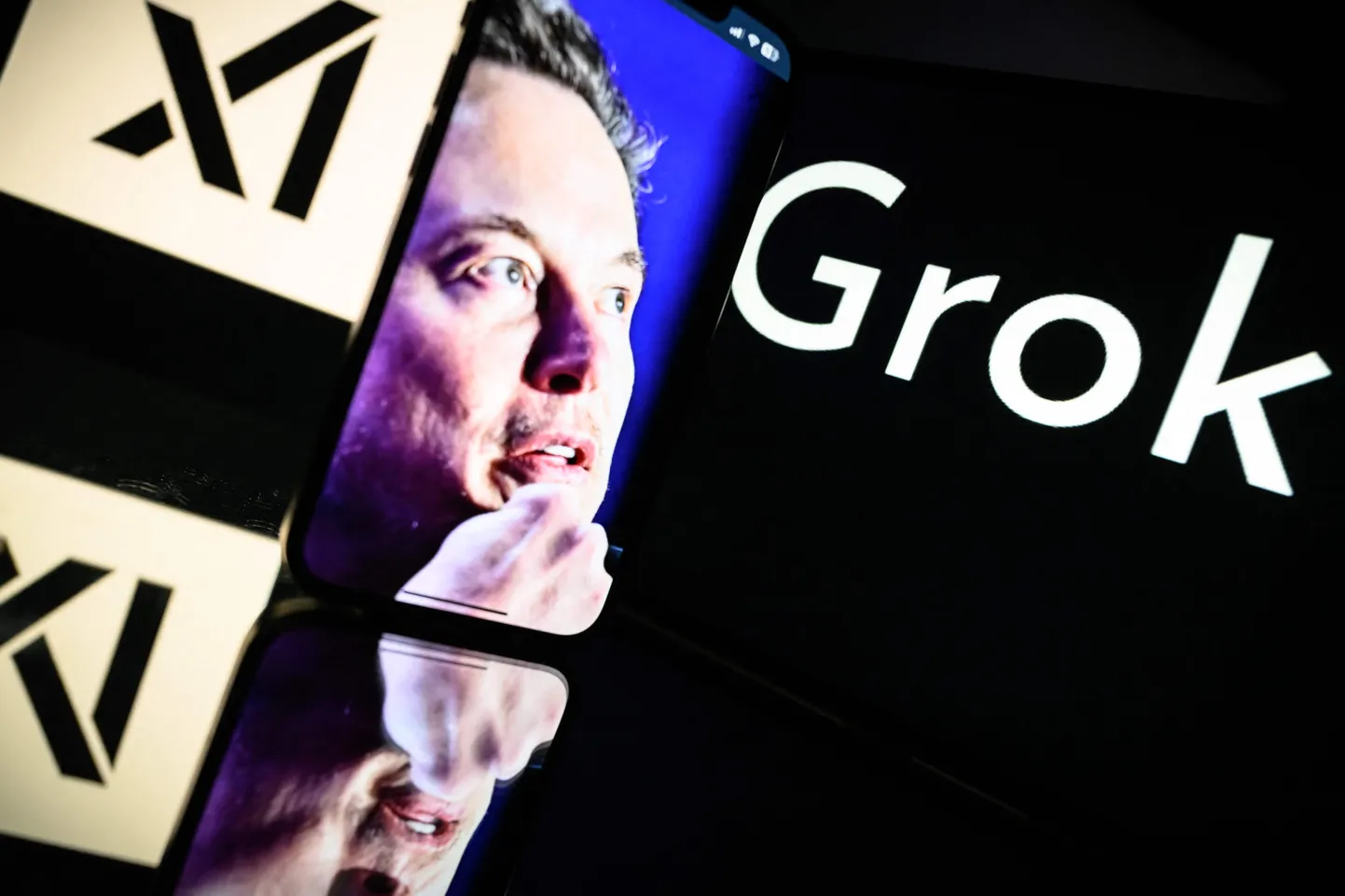 Elon Muski nägu koos xAI ja tehisarul põhineva juturoboti Grok logodega.