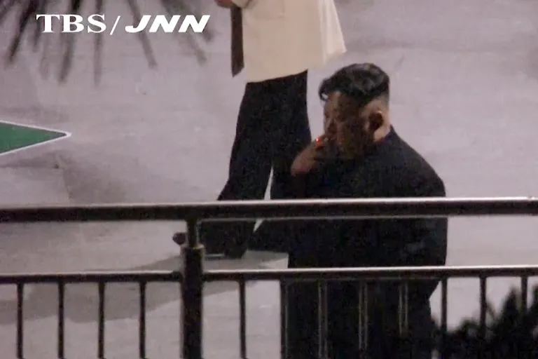 Põhja-Korea juht Kim Jong-un Hiinas Nanningis tehtud vahepeatuse ajal suitsetamas