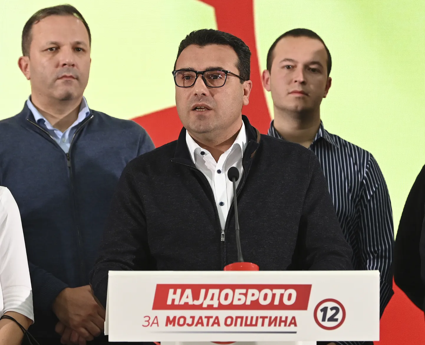 Zoran Zaev erakonna peakorteris kõnelemas.