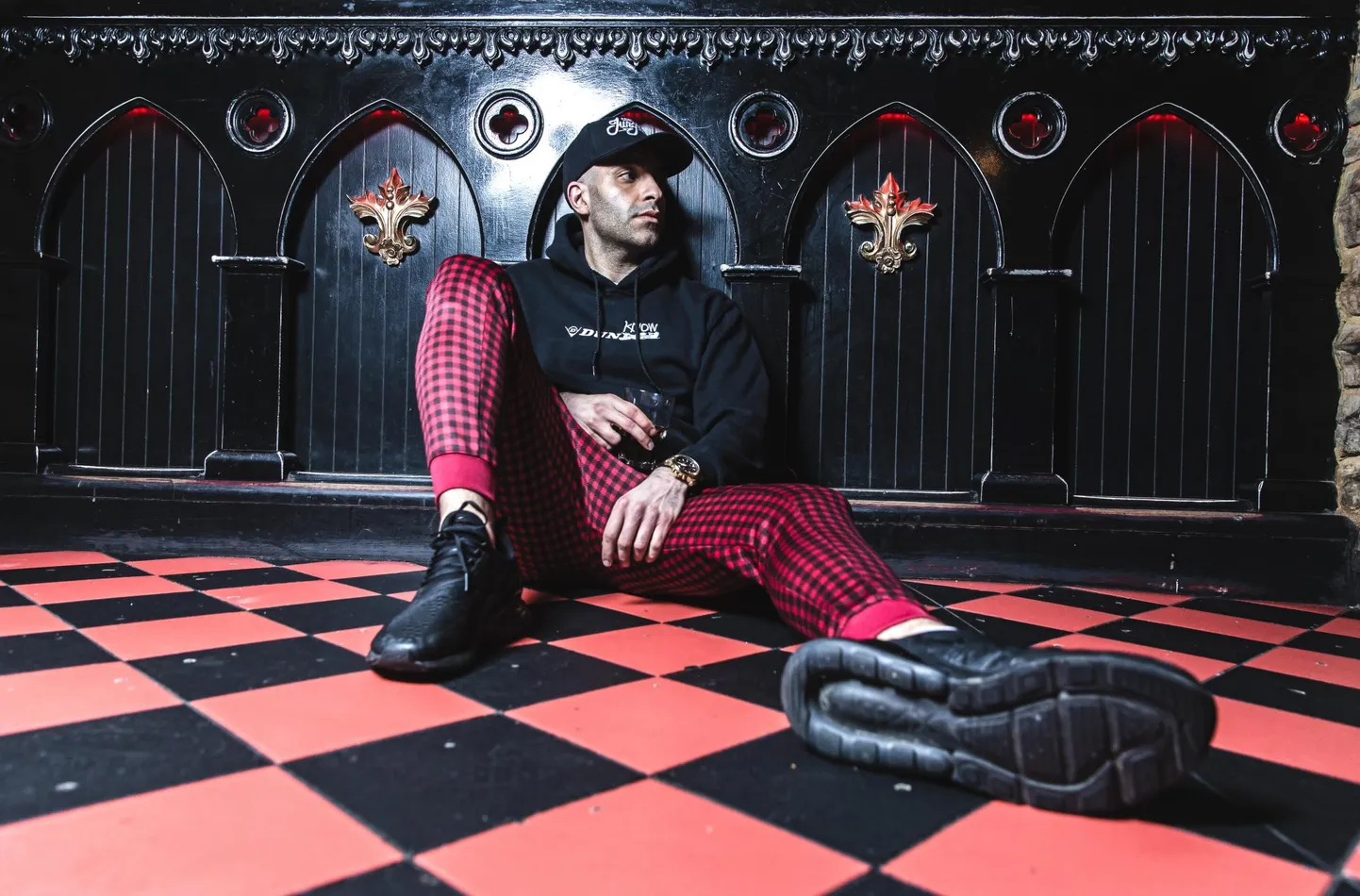 "Taassünni" peaesinejaks on trummi ja bassi MC Rhymestar Ühendkuningriigist, kes teeb seti koos DJ Andycane&#39;iga.