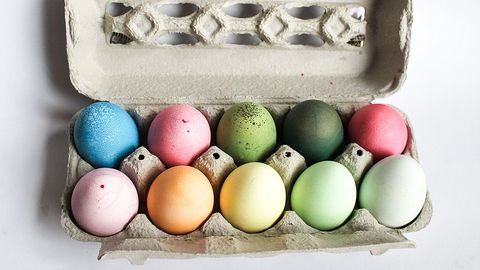 Смотрите видео: четыре простых способа покрасить яйца без химических красителей