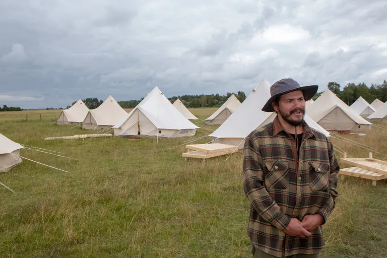 TELGID PÜSTI PANNUD Glamping Clubi esindaja Martin Anja sõnul ei olnud nende firmal aimugi, et telkide püstitamiseks puudub maaomanike kooskõlastus.