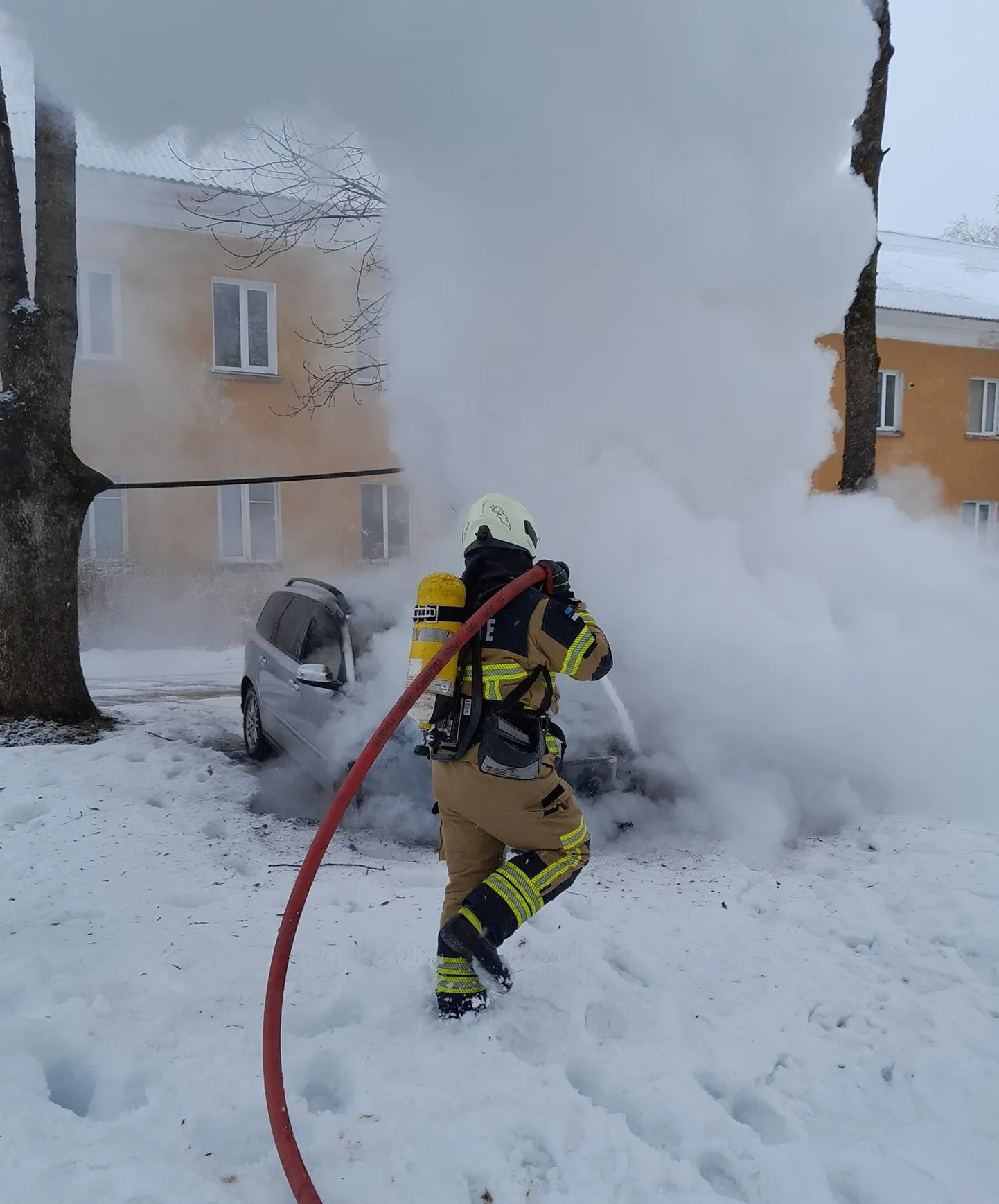 Kohtla-Järvel süttis põlema auto.