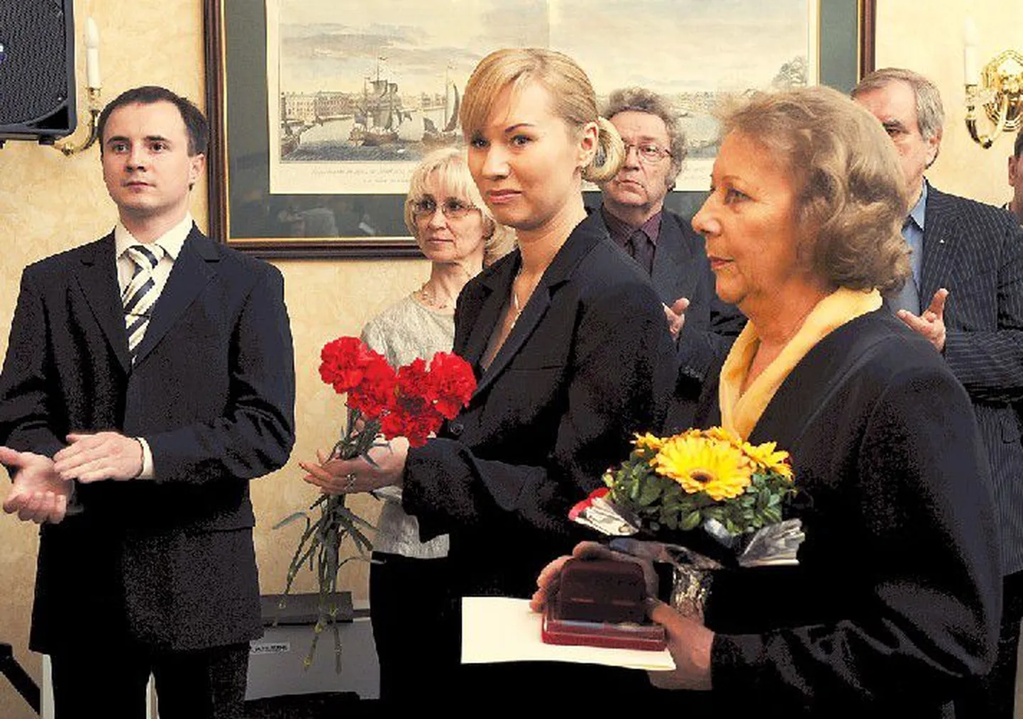 Орден Почета, которым президент России наградил ветерана войны Арнольда Мери посмертно, получили его дочь Наталья Арнольдовна (справа) и внучка Анастасия Мяльсон.