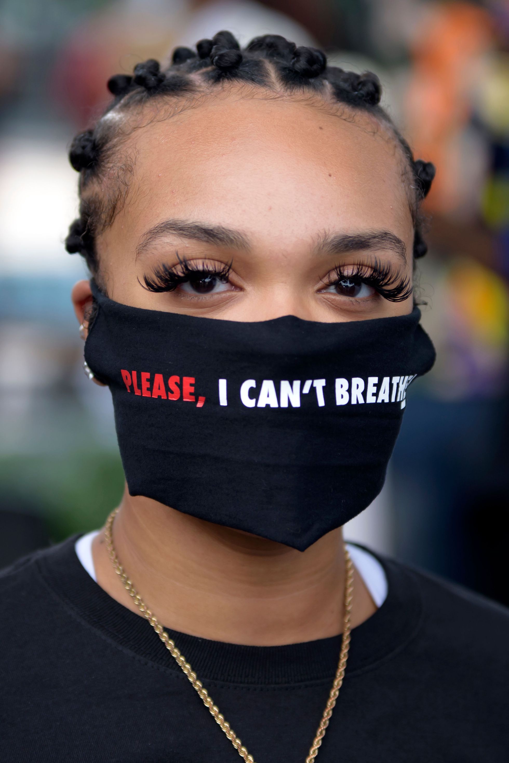 Ameeriklanna 30. mail Texase meeleavaldustel. Maskil on kirjas Floydi palve «Palun, ma ei saa hingata», millest on saanud üks meeleavalduste loosung. 