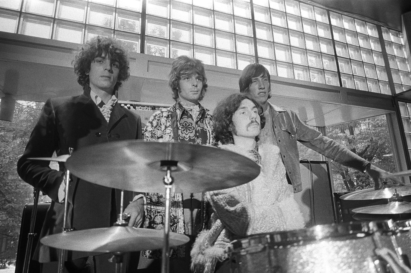 Pink Floyd Stockholmis enne esinemist 1967. aastal. Pildil vasakult: Syd Barrett, Richard Wright, Nick Mason (istumas) ja Roger Waters.